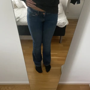 Jeans!!  - Så snygga mörkblåa lågmidjade jeans som inte finns att köpa längre💗💗men kommer tyvärr aldrig till användning💗
