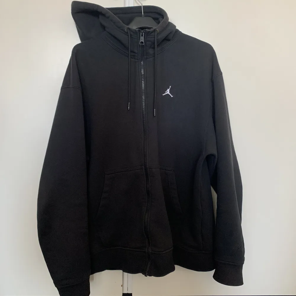 Jordan zip hoodie, ganska bra skick, haft den ganska länge, lite solbränd vid luvan men man märker inte. Köpt för 900kr. Tröjor & Koftor.