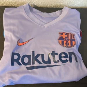 Barcelona tröja - Säljer för att den inte används har bara använt den 3 gånger.