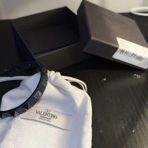 Valentino armband - Nästintill nytt valentino armband