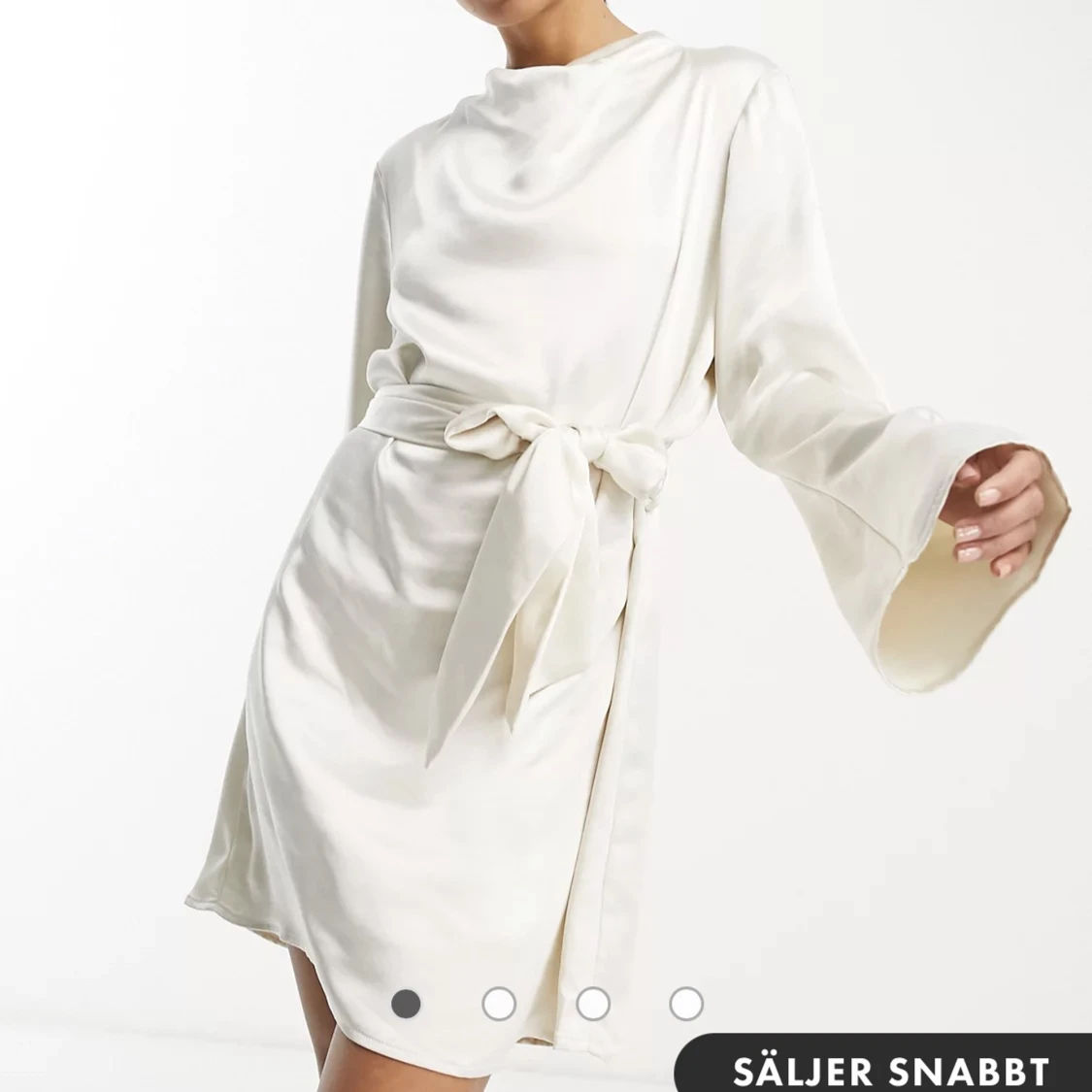 Ostronfärgad miniklänning satin - Pretty lavish 