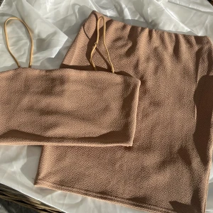 Brunt set - Nyskick brunt/kamelfärgat set. Tube topp med en kjol. Köpa tillsammans eller enskilt. Inga defekter. Betalningen via swish💓