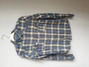 Skjorta Jack & Jones storlek M - En snygg skjorta i storlek M från Jack & Jones. Rutig. Tryckknappar.