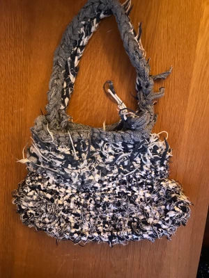 Handgjord väska🧳 - Virkad väska- vit/mörk blå, denna väska får plats mycket💗