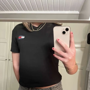 Tommy Hilfiger tröja - Svart Tommy Jeans T-shirt, jätte fin och bekväm💕💕