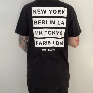 Tshirt - tryck bak - Jag är 160 cm lång. Kan mötas upp eller skicka