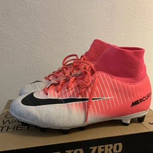Nike fotbolssskor - Snygga och sköna fotbollsskor, dom är små i storleken och skulle nog passa någon med strl 37 också. Välj inte Early bird. 