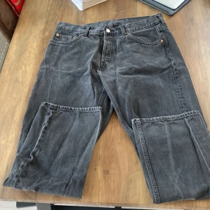 Weekday jeans - Svarta weekday space jeans, använda men ings flaws. 