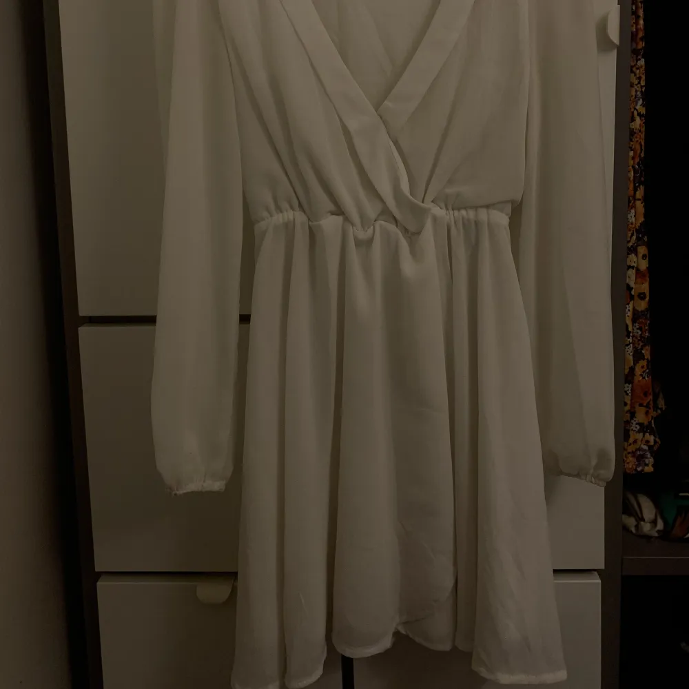 En fin vit klänning perfekt till studenten, har använda typ 1-3 gånger och är i nytt skick . Klänningar.