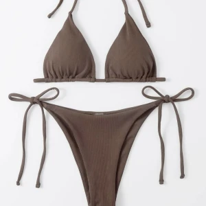 Bikini - Bikini i storlek medium🦋 båda delar 89kr, en del 45kr. Hör av er vid frågor eller intresse 🫶 spårbar frakt på 29kr tillkommer📦