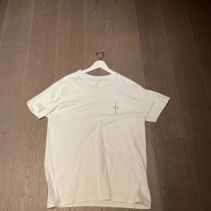 Cactus jack (Travis scott) t shirt  - En unik och limiterad cactus jack t shirt köpt på Merch Sweden  Skick 10/10