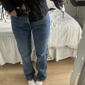 Jeans  - Snygga straigt jeans i en lite mörkare blå färg! 