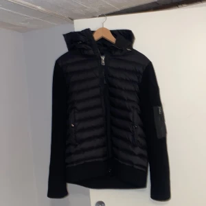 Moncler cardigan - Moncler cardigan  Nyskick bara provad, säljer pga storleken passade inte 