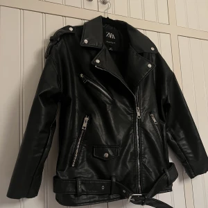 Zara skinnjacka  - Zara fake skinnjacka i storlek s-m. Använd fåtalet gånger. Köpare står för frakt.