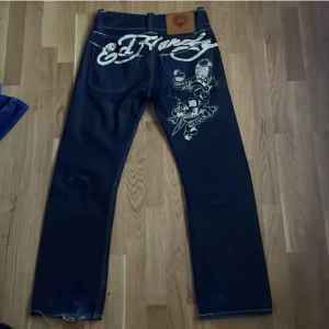 Ed hardy Jeans - Snygga ed hardy jeans💪 bara komma priv om du har frågor eller vill köpa! (om du sett jeansen på ett annat konto är det för att min kompis också lagt ut åt mig!)