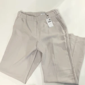 Byxor - Helt nya  - Byxor från Mango Aldrig använd. Helt nya  Storlek 42 