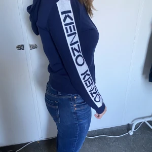 Kenzo hoodie - Jättemysig kenzo hoodie i storlek 14 år,  men passar strlk s perfekt. En väldigt liten fläck på ena axeln annars väldigt bra skick. Köpt på johnells för 1600 