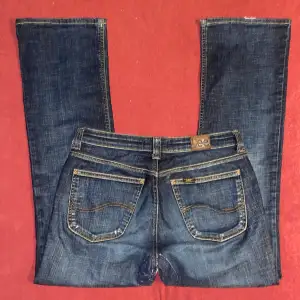 Lågmidjade Lee jeans i en bootcut modell! Midjemått: 77-80cm (stretch) || Innerbenslängd: 77 cm