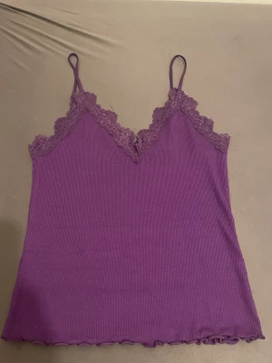 Linne - Jätte fin linne med spets! Har tyvärr nästan aldrig använt den😋❤️