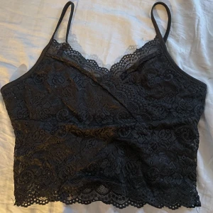 Linne i spets - Fint svart spets-linne.