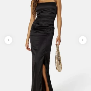 Svart balklänning - En svart balklänning från bubbleroom med snörning i ryggen. Använd 1 gång så inprincip nyskick. Har sytt upp den 2 cm då den var för lång, jag är 168cm med klackar. Köpte den för 999kr