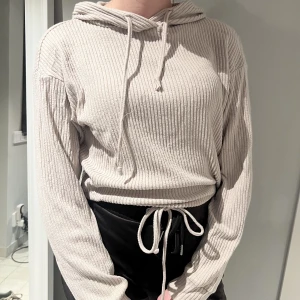 Långärmad tröja - Långärmad tröja med luva och snörning i midjan. Från Gina tricot i storlek S. Använd fåtal gånger men i väldigt bra skick. 