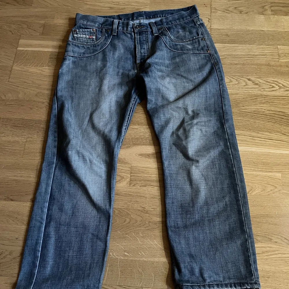 90-tals diesel jeans, vida/baggy passform, säljer då de blivit för korta för mig, skriv för mer bilder, eller mått, fraktar också!!. Jeans & Byxor.