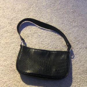 Handväska  - Detta är en bra mellan stor väska, det är svart och är bra att ha med sig, rekommenderar 