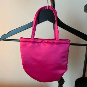 Liten söt rosa väska från Zara som aldrig har kommit till användning! Prefekt nu till våren.