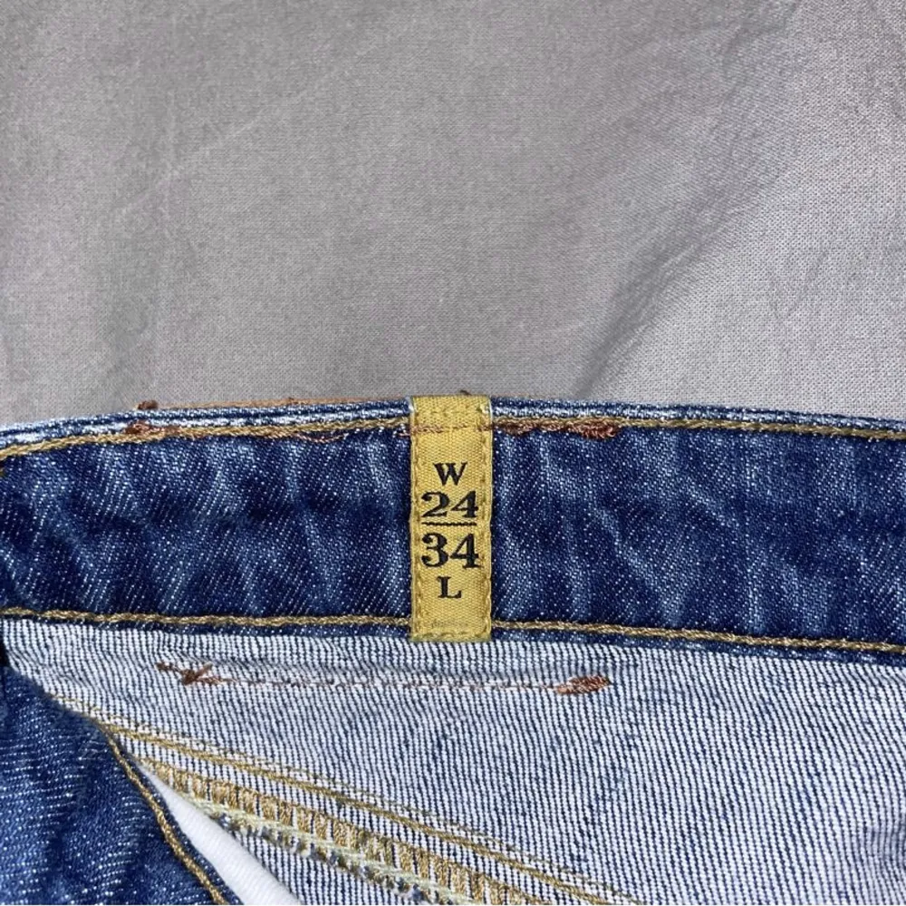 Säljer fina jeans behöver pengar! Inga defekter eller något! Direkt priset 350 kom privat för fler bilder eller frågor❤️❤️ midjemått tvärsöver är 35-36 och innerbenslängden är 82-83. Jeans & Byxor.