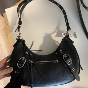 Väska  - Snygg liten väska som är i perfekt storlek! Märket är HM och år aldrig använd 