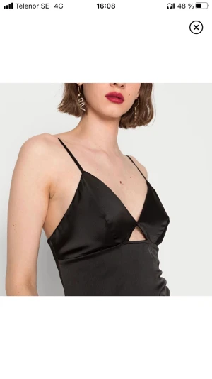 svart klänning(superfin) - snygg cool fin klänning med slits där bak storlek 34!! bra skick. köpt här på plick men var för liten, nu kan den bli din!