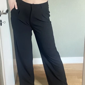 Madlady kostymbyxor nya strl S💛 - Ett par  svarta kostymbyxor från Madlady i storlek S, använda endast en gång.  Går att justera storleken i midjan som syns på tredje bilden🌼🌼🌼  Skriv om bättre bilder önskas!!!