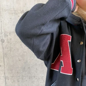 College jacka - Oversize jacka i fint skick. Perfekt till våren.