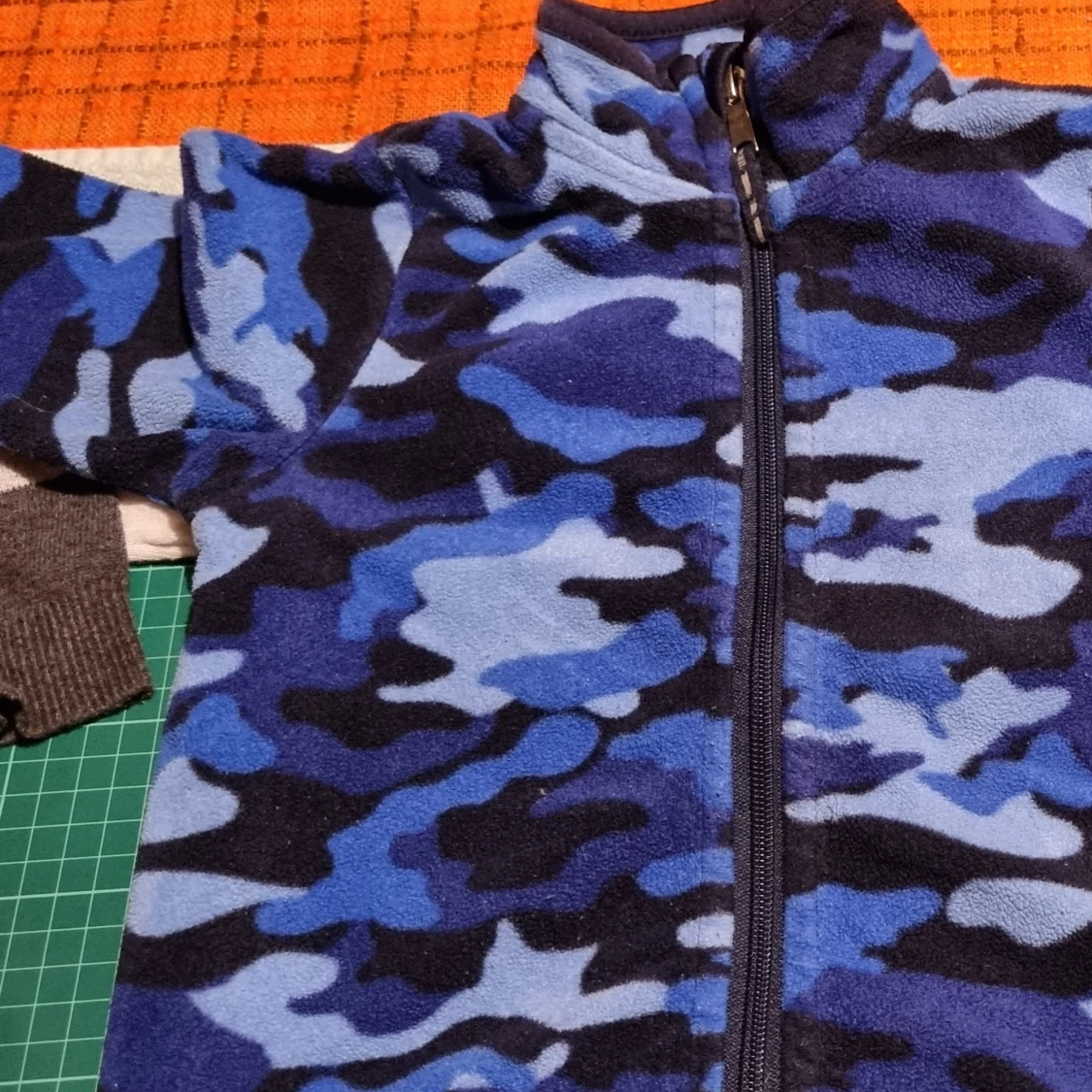 En fleecetröja.Barn. Stl 98