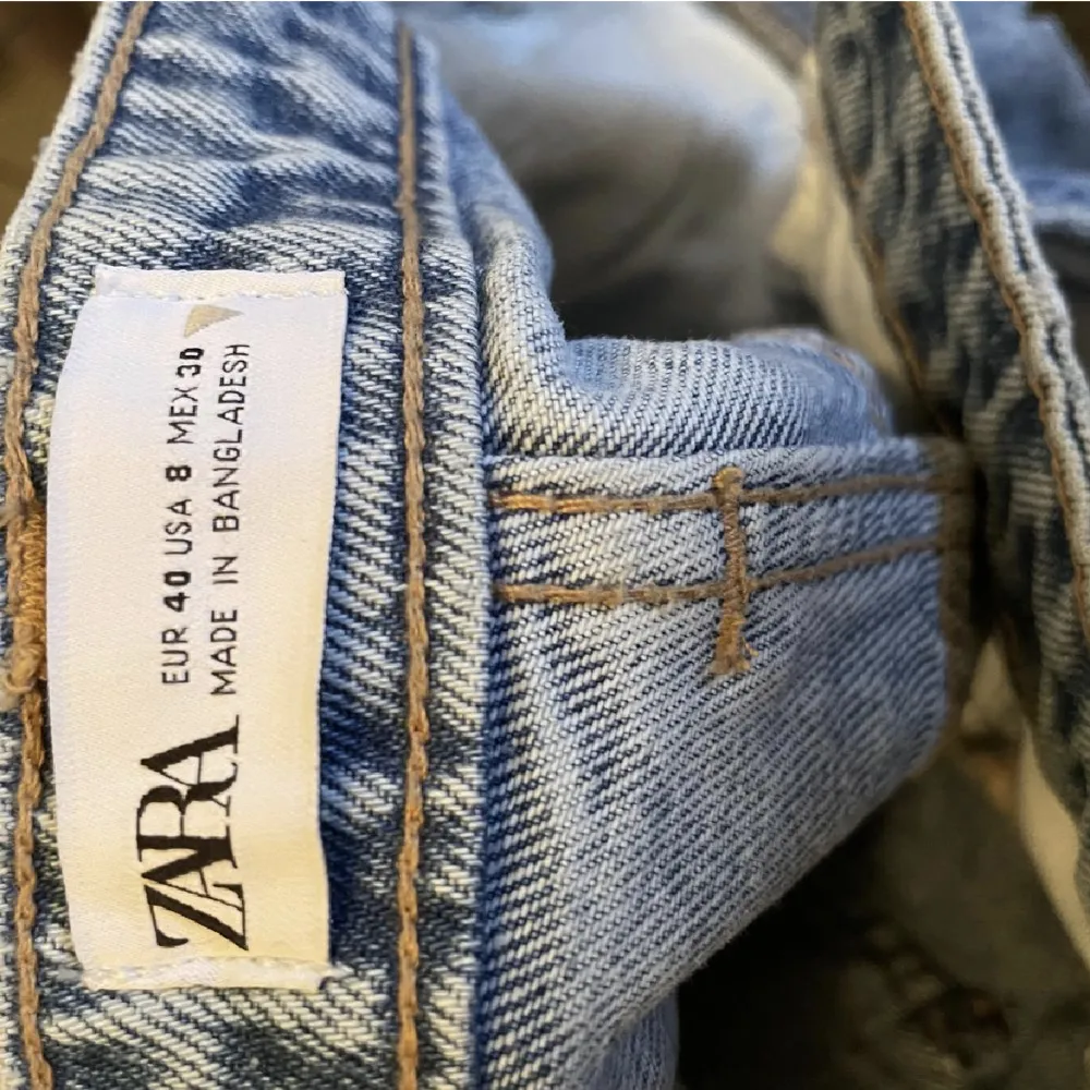 Trendiga mid waist jeans från zara, nyskick endast använda en gång. Stl 40. Jeans & Byxor.