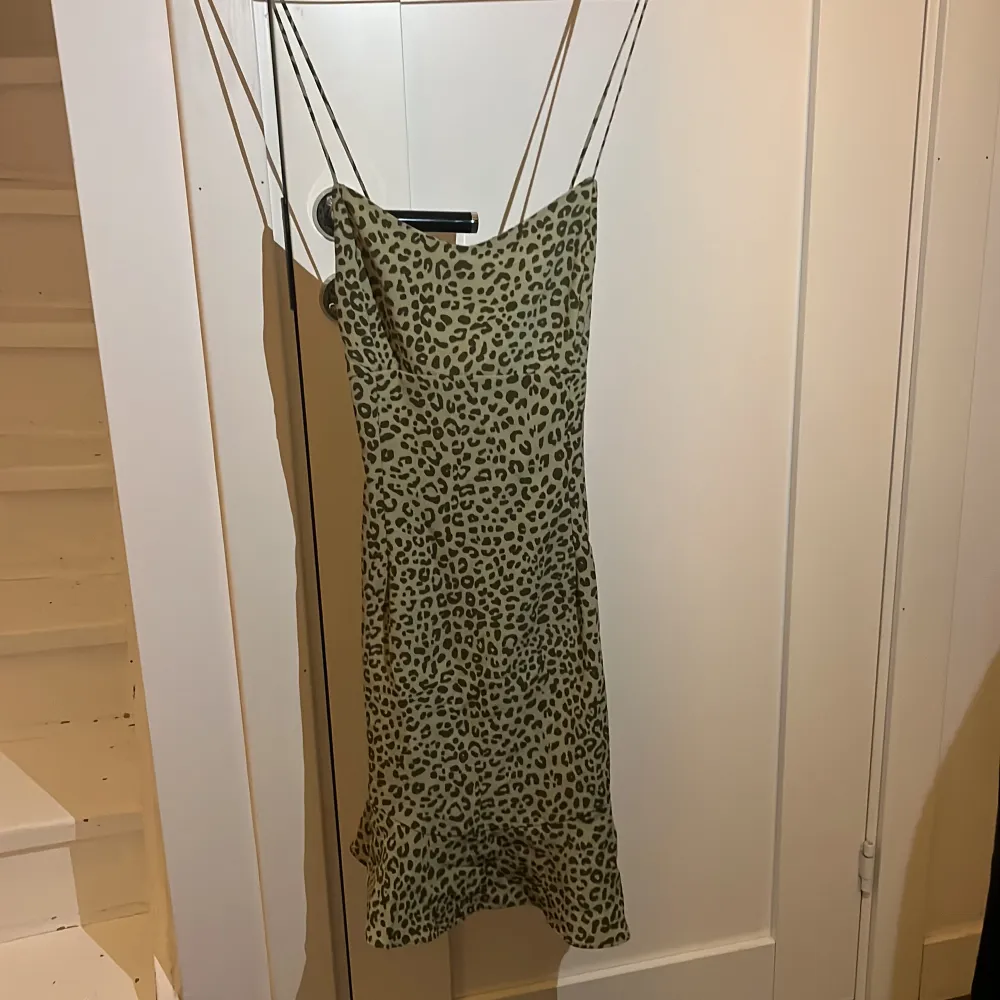 Kortklänning från Zara, använd ca 3 gånger. Den är inte för kort på mig som är 170cm. Färgen är som på första bilden och dragkedja finns på den. . Klänningar.