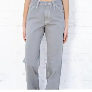 Säljer dessa assnygga grå/gröna cargo jeans från Brandy Melville, köpta för ca 450kr💗 De är i superskick utan slitningar, skriv för fler bilder och mått, mer info, osv! 