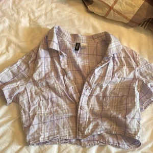 Kort skjorta - En cropad skjorta i ljuslila färg med ljusgröna ränder. Jättefin att ha som en topp i sommar🥳