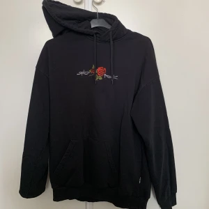 Hoodie  - En basic hoodie, sämre kvalite, passar M och S