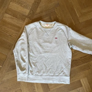 Levis tröja i S  - Levi’s sweatshirt i strl Small. Nypris 899kr
