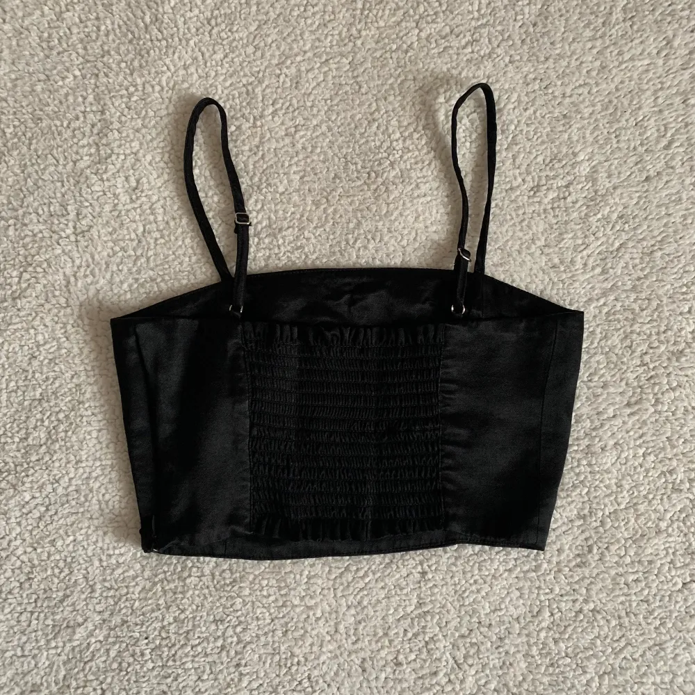 Snygg topp/bralette från ZARA med stretch i ryggen. Använd endast en gång (fint under kavaj!!) och inga anmärkningar förekommer. Nypris 259kr. Dold dragkedja på sidan. 🌻 Se gärna mina andra annonser 🌻. Toppar.