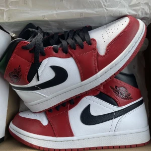Jordan air 1 mid Chicago  - Storlek 40 dam, passar storlek 39 också Använda Max 5ggr nyskick  Pris disskuterbart   Nypris 3000-3900kr Kan skickas mot fraktkostnad  