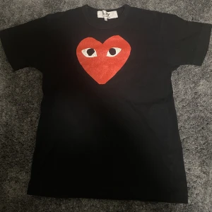 Cdg T-shirt - Säljer min feta Comme des Garçons T-shirt. Skicket är 10/10. Nypris på en sån här ligger på 900. Pris kan diskuteras vid snabb affär.