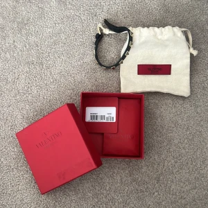 Valentinoarmband - Säljer mitt Valentinoarmand. Alla bitar sitter fortfarande på, dustbag, box och äkthetsbevis ingår (även extranitar ingår). Ena änden har delat på sig (se bild 3), därav billigare pris. Detta syns dock inte när man bär det, endast när det är av🖤