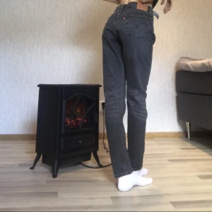 Levis jeans  - Supersnygga gråa Levis jeans💎 som tyvärr är lite stora på mig!   I superbra skick ( använda en gång) 💎köpta för 1200💎Midja:78 innerben:74  Passa på tjejer!💕  Kontakta vid ytterligare frågor!  Tryck inte på köp nu!