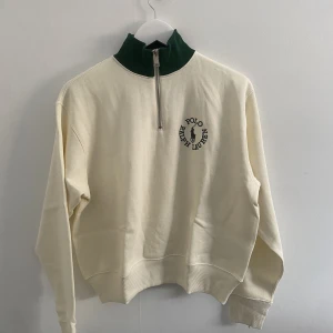 Ralph lauren zip - Ralph lauren zip, helt nya, storlek S/L/XL, sitter väldigt cropped, passforms bild i pm, nypris 1300kr styck, mitt pris 300 + 📦 