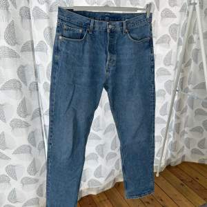 Säljer ett par snygga weekday jeans i modellen Space. Jeansen är använda men i bra skick. Storlek 32/34. Hör av dig om du är intresserad eller har frågor🌟
