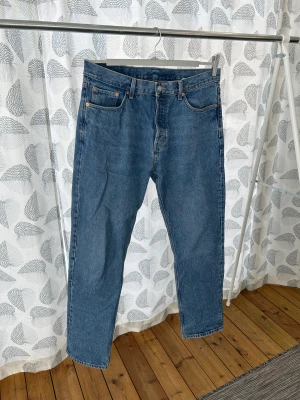 Weekday jeans  - Säljer ett par snygga weekday jeans i modellen Space. Jeansen är använda men i bra skick. Storlek 32/34. Hör av dig om du är intresserad eller har frågor🌟