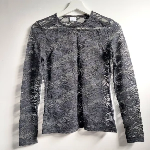 Spets topp - Svart spets topp från gina i stl. S men passar även xs